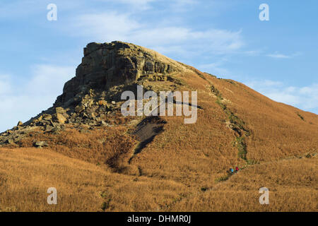 North York Moors National Park, North Yorkshire, Inghilterra, Regno Unito. Xiii Nov, 2013. Walkers la voce di Roseberry Topping (soprannominato il "Yorkshire Matterhorn') su una gloriosa mattina autunnale nel North York Moors National Park vicino al Grande Ayton village. Credito: ALANDAWSONPHOTOGRAPHY/Alamy Live News Foto Stock