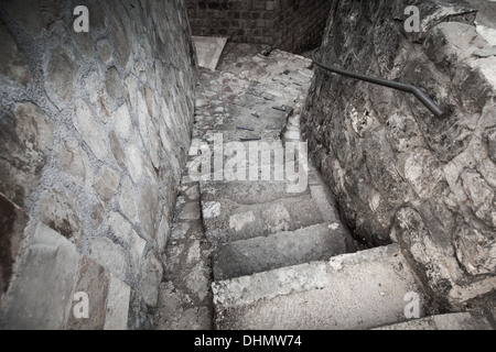 Vecchia scalinata di pietra sulla strada della città di Perast, Montenegro Foto Stock