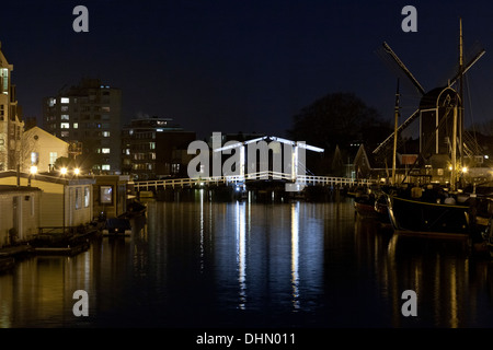 Leiden è Galgewater di notte con ponte illuminato e mulino a vento Foto Stock