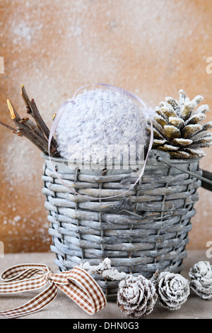 Le decorazioni di Natale in un secchio di vimini, xmas Foto Stock