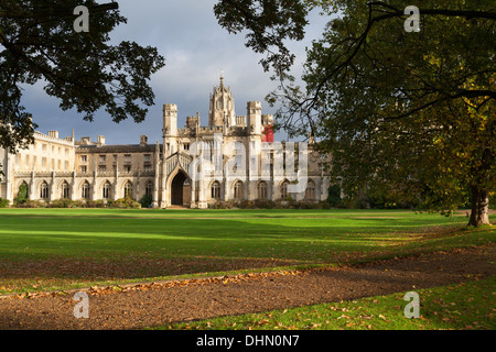 John's College di Cambridge University, grand ornati edifici e prati davanti al collegio. Foto Stock