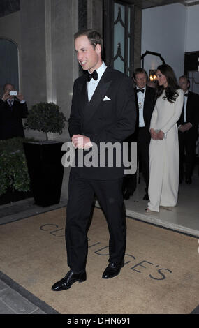 Il principe William, duca di Cambridge e Caterina, duchessa di Cambridge visto lasciare il Claridge Hotel. Londra, Inghilterra - 08.05.12 Foto Stock