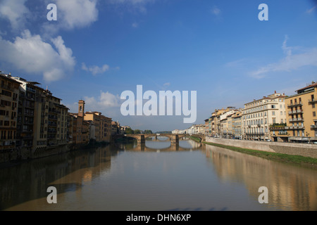 Il Ponte Vecchio Ponte sul Fiume Arno Firenze Toscana Italia Foto Stock