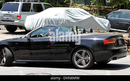 Vanessa Hudgens lascia un photoshoot in Beverly Hills nella sua Audi auto convertibili di Los Angeles, California - 09.05.12 Foto Stock