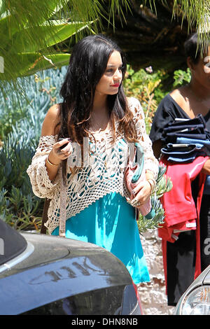 Vanessa Hudgens indossando le estensioni di capelli come lei lascia un photoshoot in Beverly Hills Los Angeles, California - 09.05.12 Foto Stock