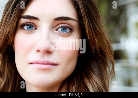 Attraente donna che guarda pensieroso con gli occhi blu e copiare lo spazio a destra Foto Stock