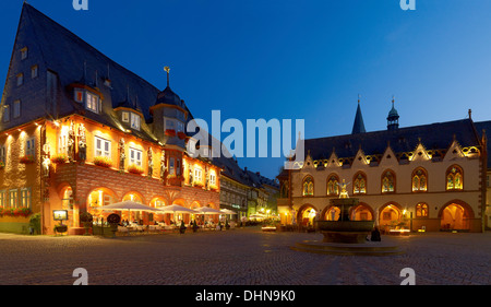 Piazza del Mercato, Kaiserworth e il municipio, Goslar, Repubblica federale di Germania Foto Stock