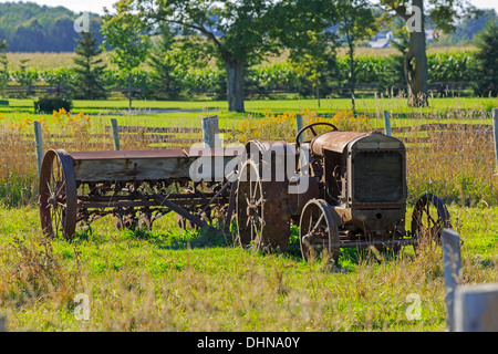 Vecchio arrugginito McCormick Deering trattore in un campo Foto Stock