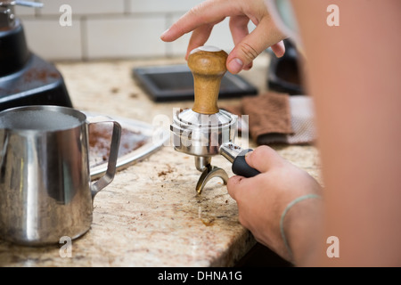 Barista caffè costipatore Foto Stock