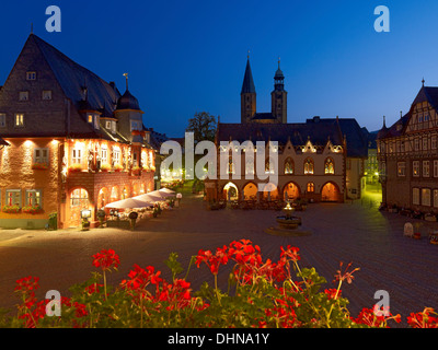 Piazza del Mercato, Kaiserworth e il municipio, Goslar, Repubblica federale di Germania Foto Stock