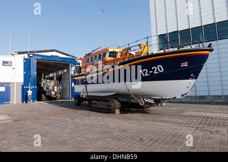 Vista di Margate scialuppa di salvataggio stazione. che mostra la sua classe Mersey scialuppa di salvataggio sul suo rimorchio plus l'Astragalo MB-H cingolato del veicolo di lancio. Foto Stock