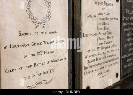 Lapidi per commemorare ufficiali britannici che sono caduti durante la Battaglia di Waterloo in San Giuseppe chiesa, Belgio Foto Stock