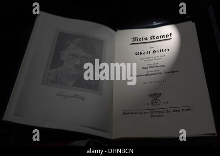 Il libro in tedesco Mein Kampf / la mia lotta, manifesto autobiografico dal leader nazista Adolf Hitler Foto Stock