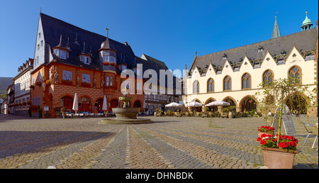 Piazza del Mercato, Kaiserworth e il municipio, Goslar, Repubblica federale di Germania Foto Stock