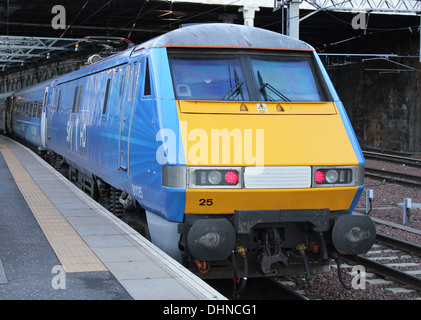 Classe 91 locomotore elettrico sulla costa orientale del treno speciale in Sky 1 HD livrea presso la stazione di Waverley di Edimburgo, in Scozia. Foto Stock