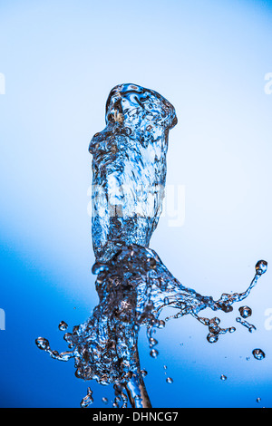 Pulire acqua splash su sfondo blu. L' acqua è una condizione necessaria per l'esistenza della vita sulla terra Foto Stock