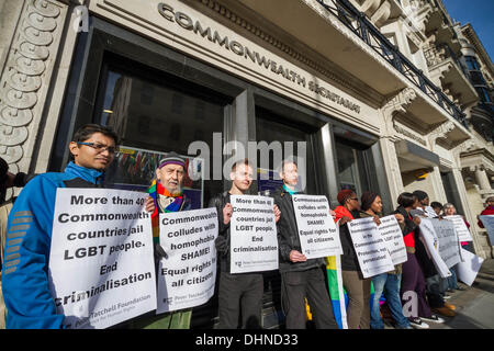 Londra, Regno Unito. Il 13 novembre 2013. LGBTI uguaglianza protesta e rally al Commonwealth HQ in London Credit: Guy Corbishley/Alamy Live News Foto Stock