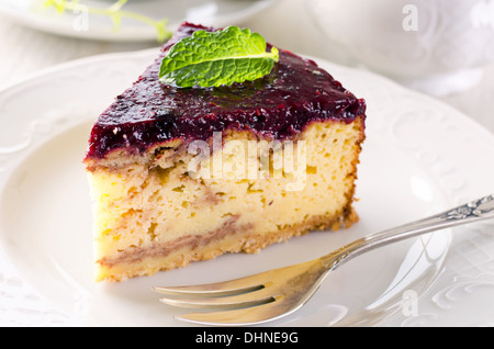 Torte con crema di formaggio e bacche di crema pasticcera Foto Stock