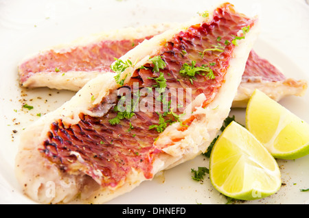 Filetto di pesce con erbe fresche Foto Stock