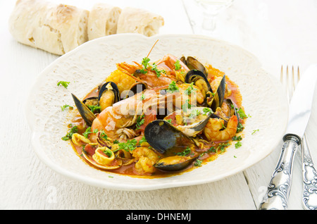 Zuppa di pesce nella piastra bianca Foto Stock