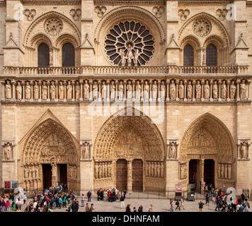 Facciata della cattedrale di Notre Dame di Parigi Francia Foto Stock