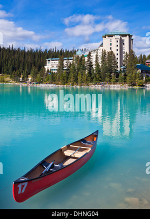 Rosso in canoa per noleggiare sul Lago Louise nella parte anteriore del Fairmont Chateau Lake Louise il Parco Nazionale di Banff Alberta Rockies Canadesi in Canada Foto Stock