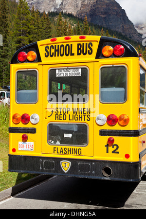 Canadian Rockies scuola bus parcheggiate nel parcheggio al Lago Moraine Alberta Canada Foto Stock