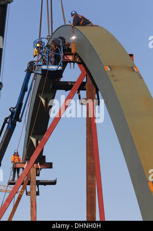 Duisburg, Germania. Xiii Nov, 2013. Un pezzo di costruzione per il restauro di Karl Lehr ponte è costruito con una gru a Duisburg, Germania, 13 novembre 2013. Il nuovo ponte, il cui costo è di 25 milioni di euro e sarà di circa 100 metri di lunghezza, sostituirà il vecchio Karl Lehr Ponte dal 1949. Foto: Roland Weihrauch/dpa/Alamy Live News Foto Stock