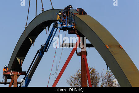 Duisburg, Germania. Xiii Nov, 2013. Un pezzo di costruzione per il restauro di Karl Lehr ponte è costruito con una gru a Duisburg, Germania, 13 novembre 2013. Il nuovo ponte, il cui costo è di 25 milioni di euro e sarà di circa 100 metri di lunghezza, sostituirà il vecchio Karl Lehr Ponte dal 1949. Foto: Roland Weihrauch/dpa/Alamy Live News Foto Stock