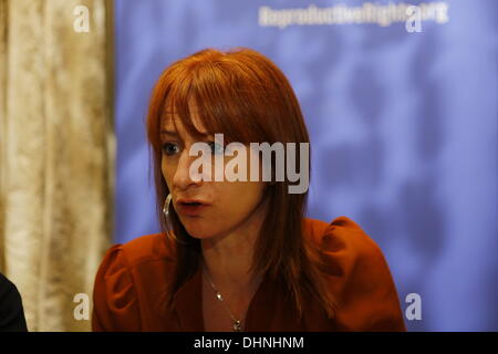 Dublino, Irlanda. Il 13 novembre 2013. Regno alleanza di sinistra TD (membro del parlamento irlandese) Clare Daly è raffigurato in occasione della conferenza stampa. Il Centro di diritti riproduttivi ha portato un caso contro Irlanda alla Commissione delle Nazioni Unite per i diritti umani a nome di Amanda Mellet. Lei aveva di viaggiare nel Regno Unito per un aborto dopo che era stata diagnosticata con fatale anormalità fetale durante la gravidanza. Aborti per fatale anomalie fetali sono illegali in Irlanda. Credito: Michael Debets/Alamy Live News Foto Stock