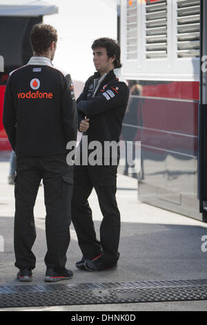Jerez De La Frontera, Spagna. 7 febbraio, 2013. SERGIO PEREZ del Messico e Vodafone McLaren Mercedes è visto nel paddock durante il periodo della Formula 1 i test pre-stagione sul Circuito de Jerez a Jerez de la Frontera, Spagna. Credito: James Gasperotti/ZUMA filo/ZUMAPRESS.com/Alamy Live News Foto Stock