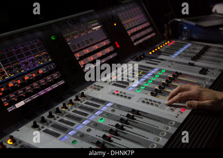 Dettaglio Immagini di un suono Soundcraft Scrivania con cursori e LED, con la mano Foto Stock