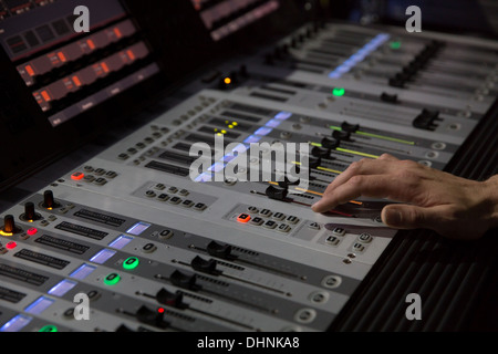 Dettaglio Immagini di un suono Soundcraft Scrivania con cursori e LED, con la mano Foto Stock