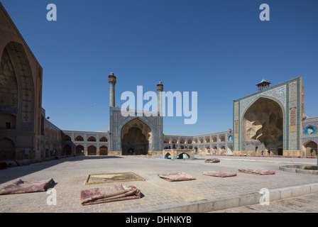 Iran, Isfahan, Moschea del Venerdì, il cortile Foto Stock