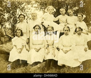 Fotografia di antiquariato, circa 1890, un gruppo di ragazze in un codice categoria di scuola di domenica a Raytown chiesa battista a Raytown, Missouri, Stati Uniti d'America. Foto Stock