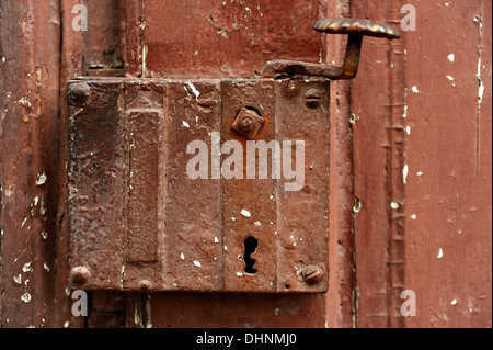 Vecchie e arrugginite serratura della porta e la maniglia della porta Foto Stock