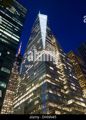 Uno Bryant Park, Bank of America edificio al crepuscolo, 42nd Street e Sixth Avenue, New York Foto Stock