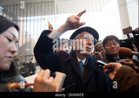 New York, Stati Uniti d'America. Il 13 novembre 2013. Fumihiko Maki, architetto di 4 World Trade Center, intervistata su nov. 13, 2013 dopo il taglio del nastro per l'edificio - il primo edificio per uffici per aprire su 16 acri del World Trade Center a New York City in quanto l'attacco del sett. 11, 2001. Credito: Terese Loeb Kreuzer/Alamy Live News Foto Stock