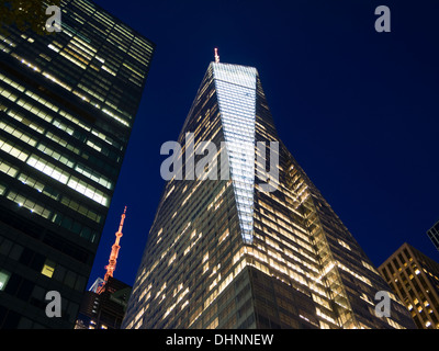 Uno Bryant Park, Bank of America edificio al crepuscolo, 42nd Street e Sixth Avenue, New York Foto Stock