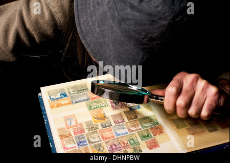 Francobollo lavoro di collettore a sua collezione Foto Stock