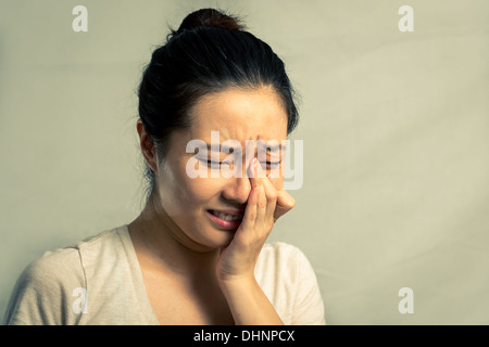 Ritratto di giovane donna che piange disperatamente, con tono di moda e lo sfondo Foto Stock