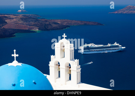 Cupola blu chiesa a Firostefani vicino a Fira a Thira isola Santorini Grecia Foto Stock