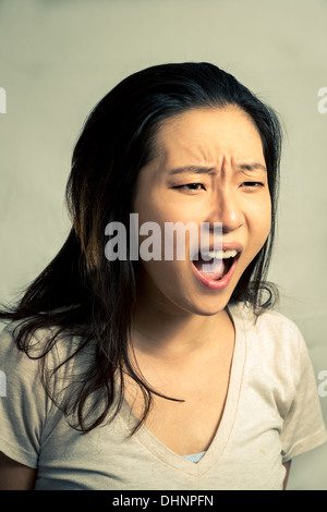 Giovane donna urla, con tono di moda e lo sfondo Foto Stock