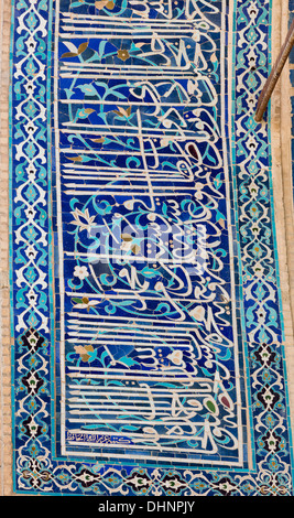 Dettaglio di iscrizione in iwan di Muzaffarid sala da preghiera nella moschea del venerdì di Isfahan, Iran Foto Stock