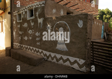 Le icone dipinte sul lato di una tradizionale casa nubiano nel villaggio di Siou sull isola di elefantina ad Aswan, Egitto. Foto Stock