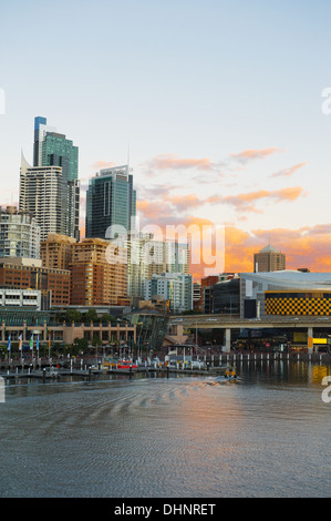 Vista del Sydney Cockle Bay dal Pyrmont Bridge al tramonto Foto Stock