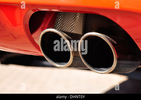 Close up di un automobile rossa doppia tubazione di scarico Foto Stock