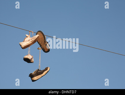 Sneakers appeso sul cavo elettrico Foto Stock