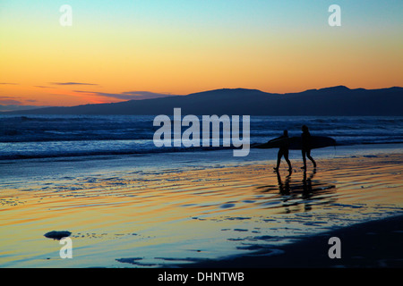 Surfisti sulla nuova spiaggia di Brighton all'alba, di Christchurch, South Island, in Nuova Zelanda Foto Stock