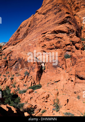 Giovane uomo su highline al Red Rock Canyon National Conservation Area Foto Stock